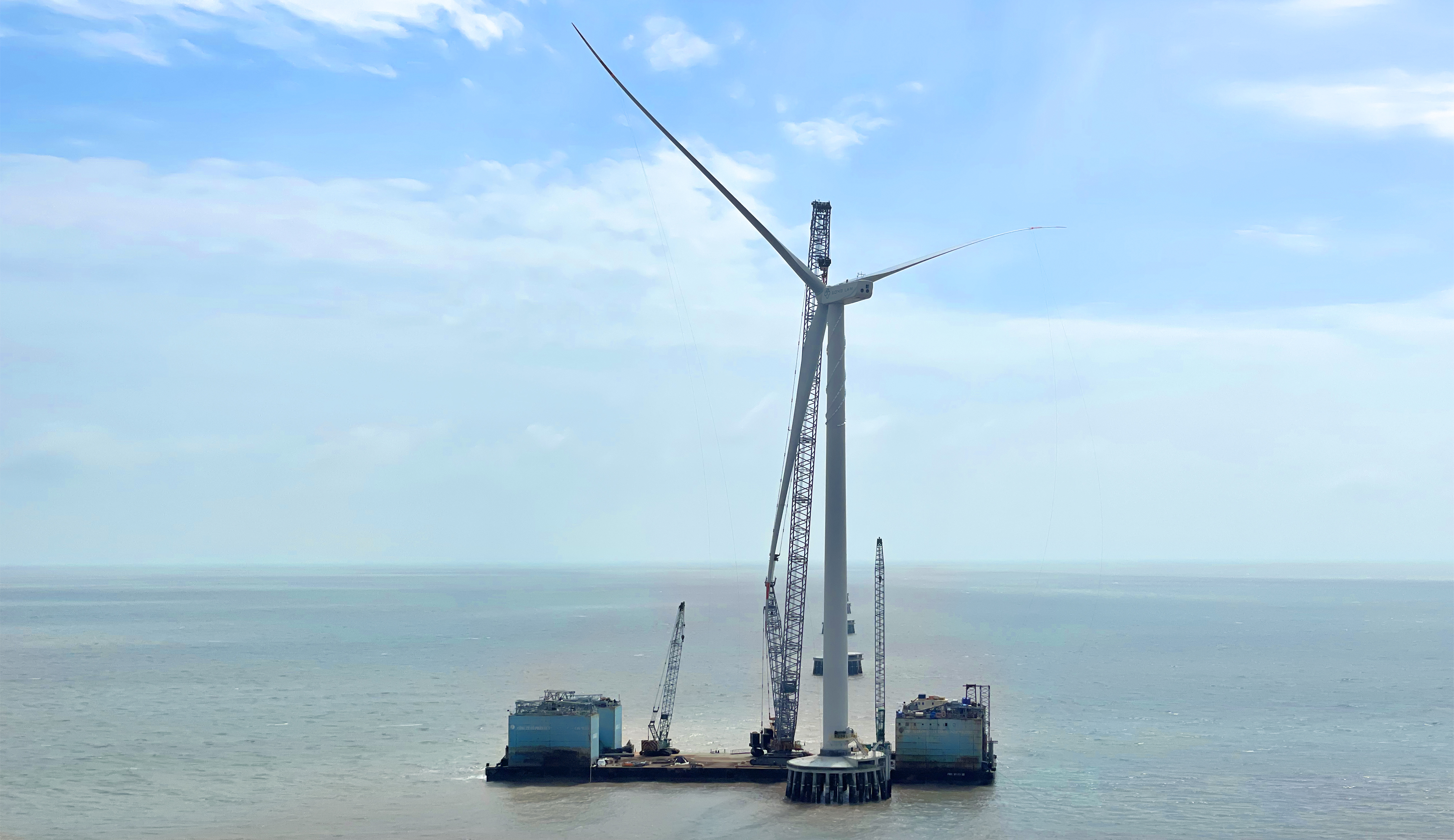 【吹响攻坚冲锋号】龙八国际股份首个“双海”项目顺利完成首台机组吊装！