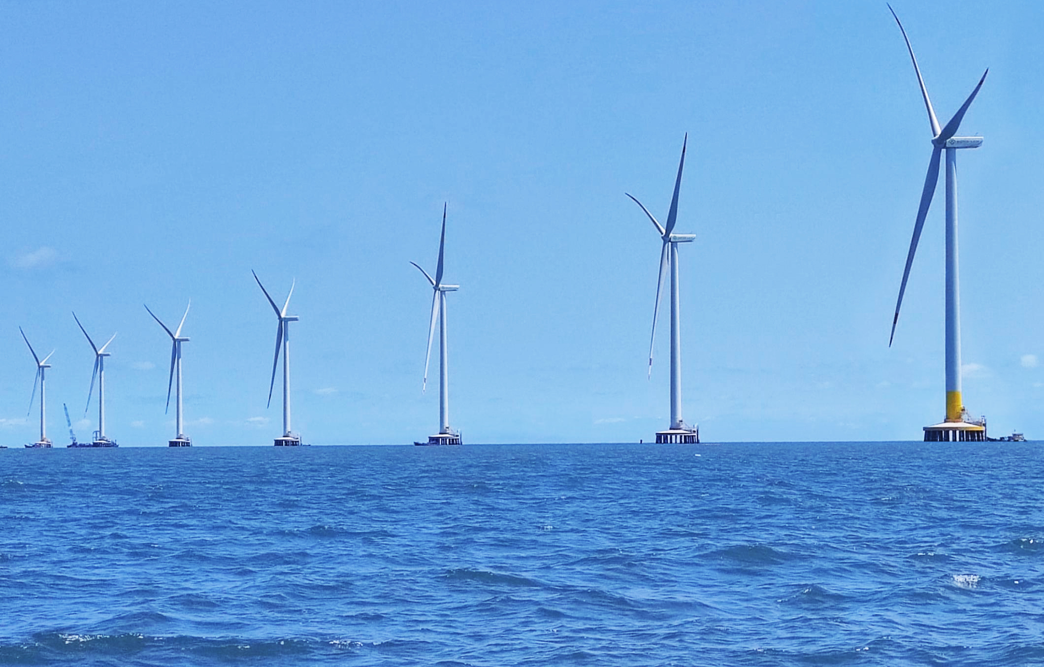 提前1个月，龙八国际股份首个“双海”项目完成吊装